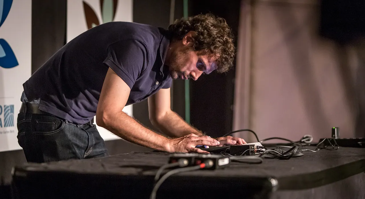 Alexandre Navarro live an Les Digitales Bern 2013, Botanischer Garten Bern – Foto 4 von 18