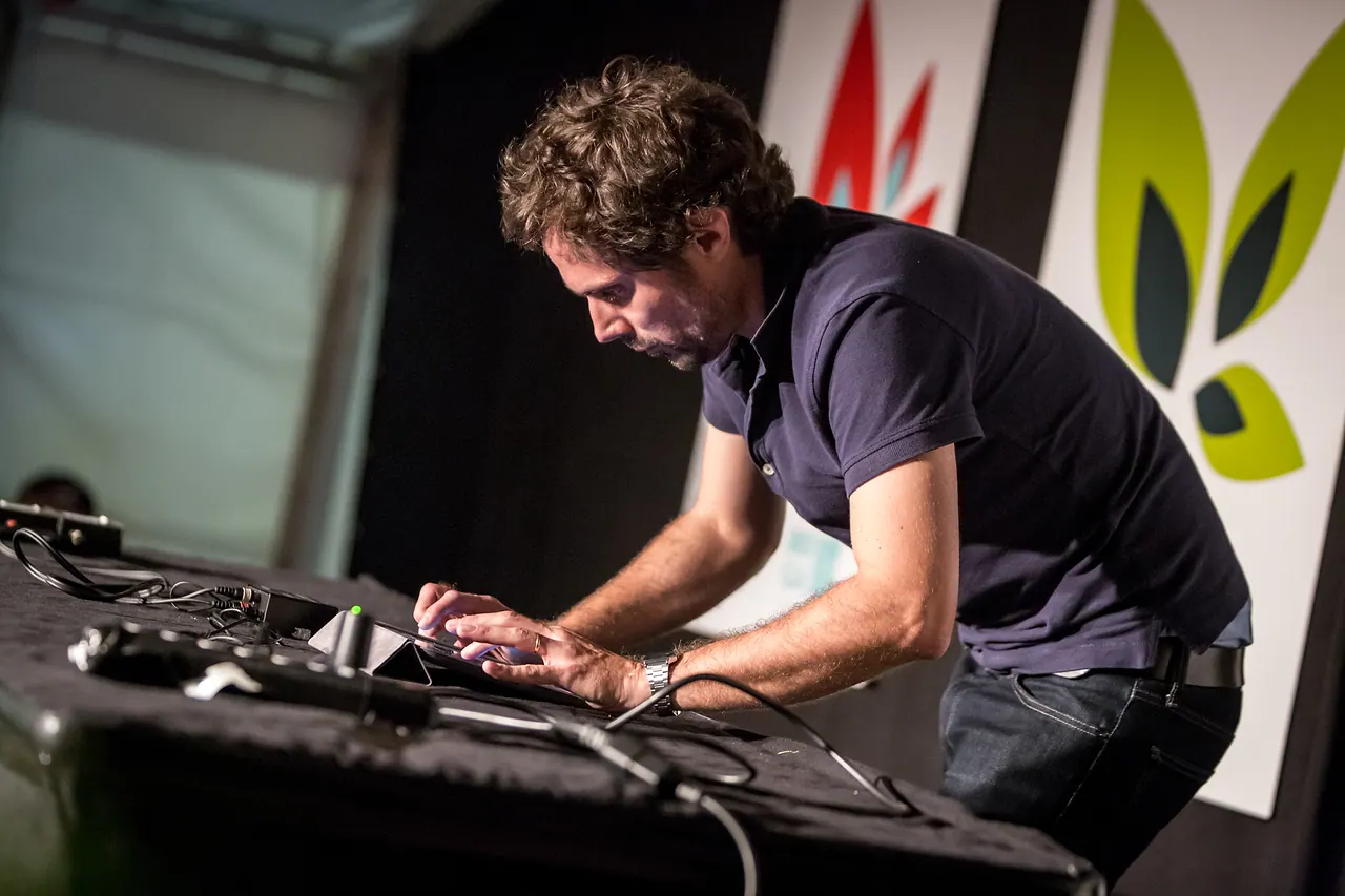 Alexandre Navarro live an Les Digitales Bern 2013, Botanischer Garten Bern – Foto 9 von 18