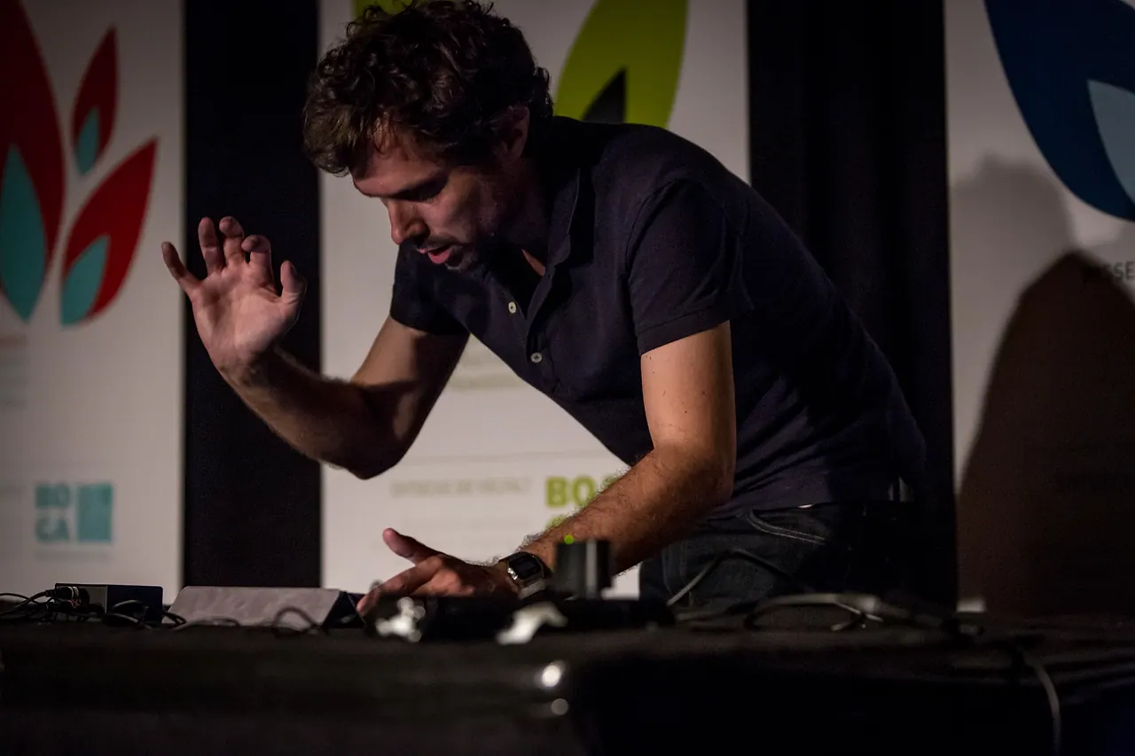Alexandre Navarro live an Les Digitales Bern 2013, Botanischer Garten Bern – Foto 12 von 18