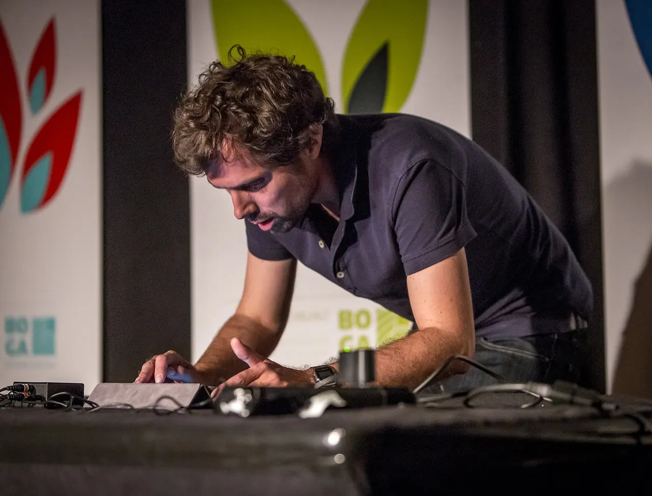 Alexandre Navarro live an Les Digitales Bern 2013, Botanischer Garten Bern – Foto 13 von 18