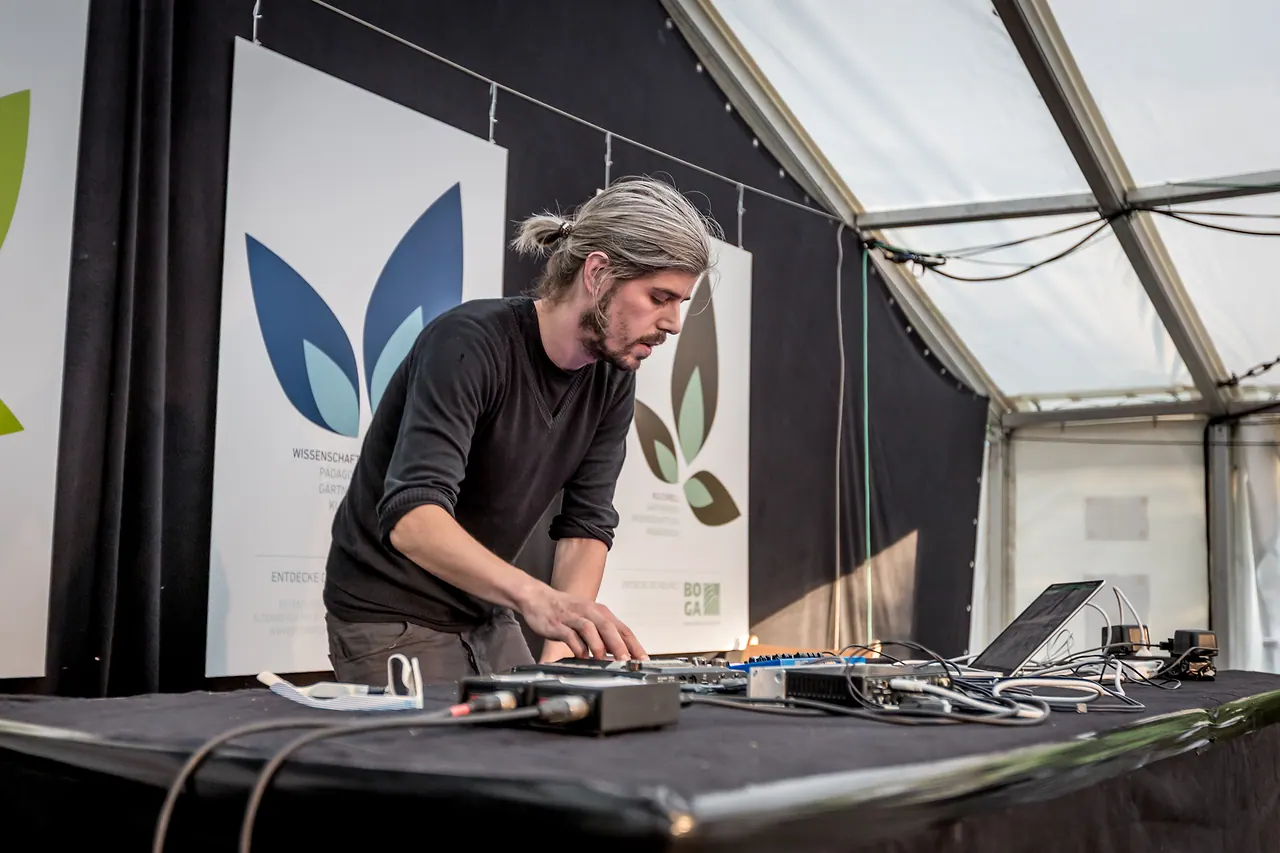 Asic live at Les Digitales Bern 2013, Botanischer Garten Bern – photo 7 of 11