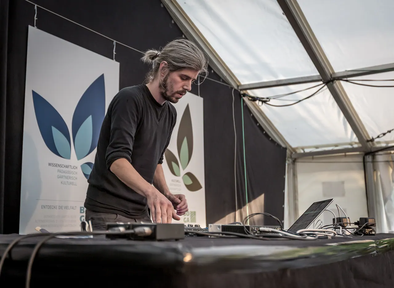 Asic live at Les Digitales Bern 2013, Botanischer Garten Bern – photo 8 of 11