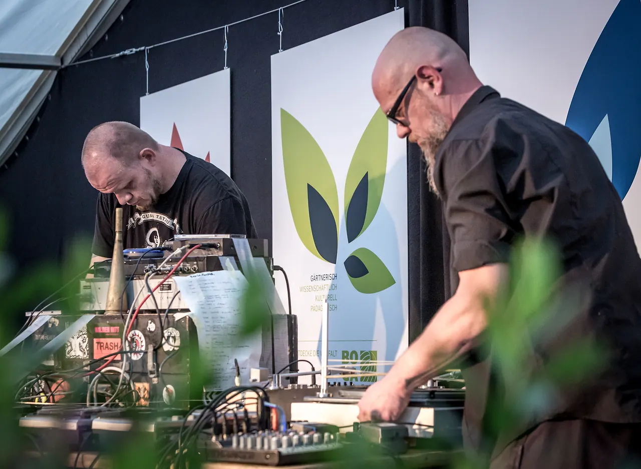 Helios & Hess live an Les Digitales Bern 2013, Botanischer Garten Bern – Foto 19 von 29