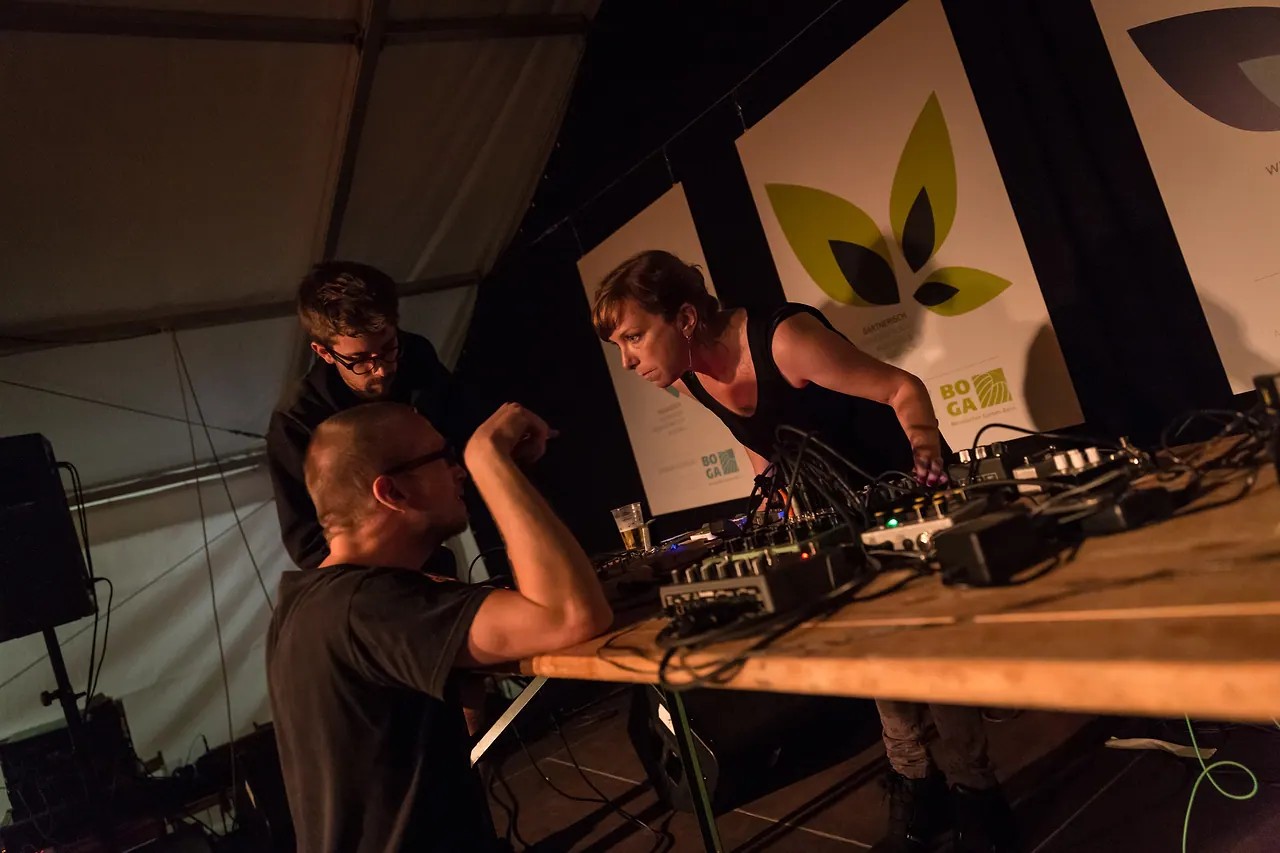 Jen Morris live at Les Digitales Bern 2013, Botanischer Garten Bern – photo 2 of 15