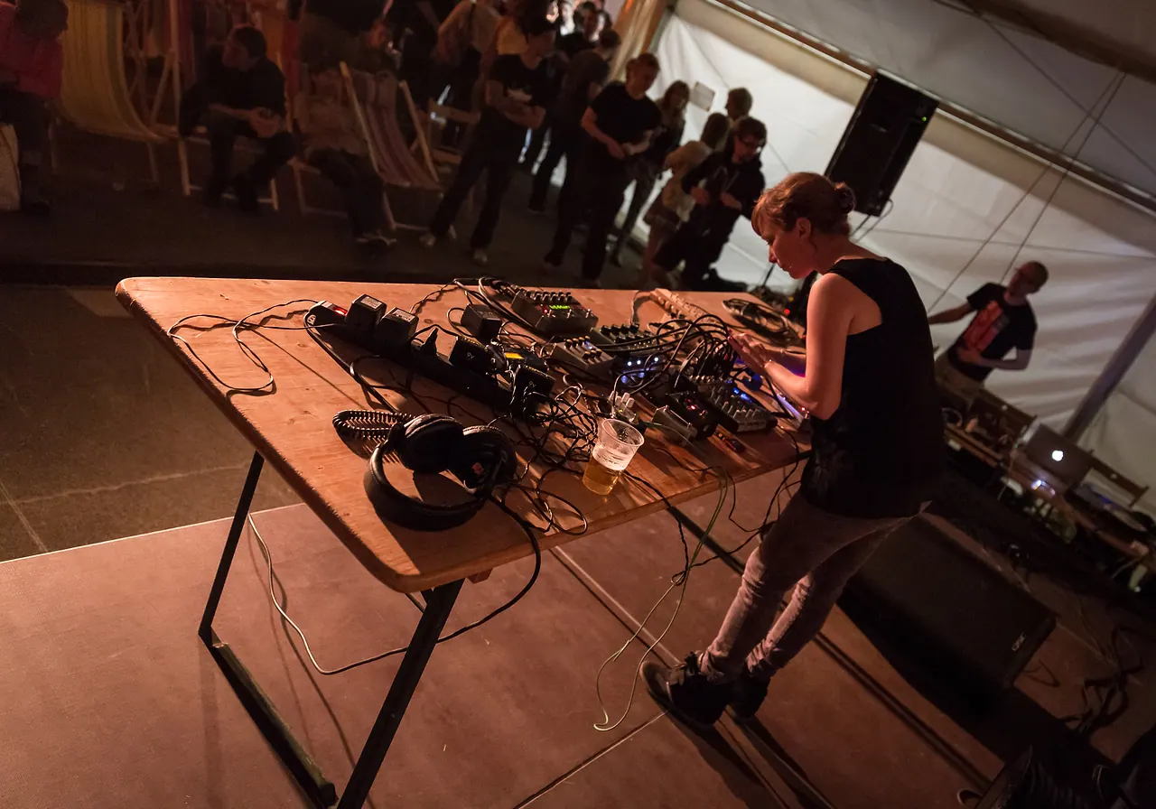 Jen Morris live at Les Digitales Bern 2013, Botanischer Garten Bern – photo 3 of 15