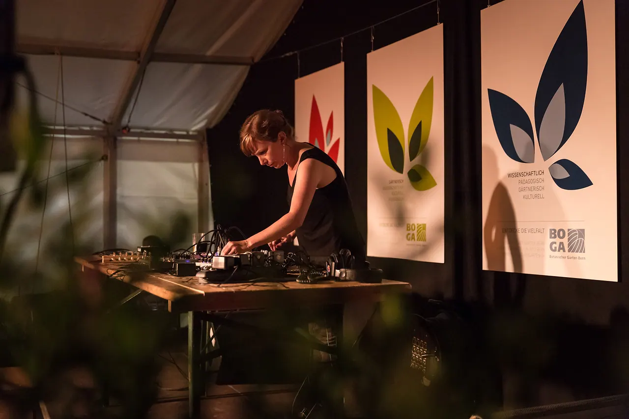 Jen Morris live at Les Digitales Bern 2013, Botanischer Garten Bern – photo 5 of 15