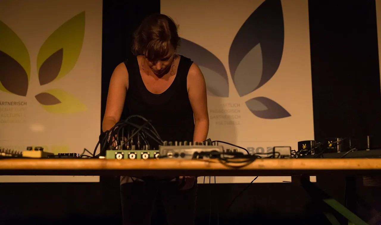 Jen Morris live at Les Digitales Bern 2013, Botanischer Garten Bern – photo 6 of 15