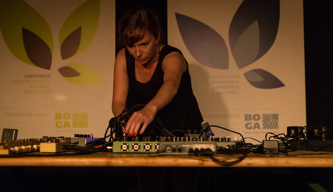 Jen Morris live at Les Digitales Bern 2013, Botanischer Garten Bern – photo 7 of 15