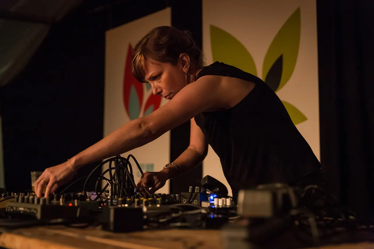 Jen Morris live at Les Digitales Bern 2013, Botanischer Garten Bern – photo 8 of 15