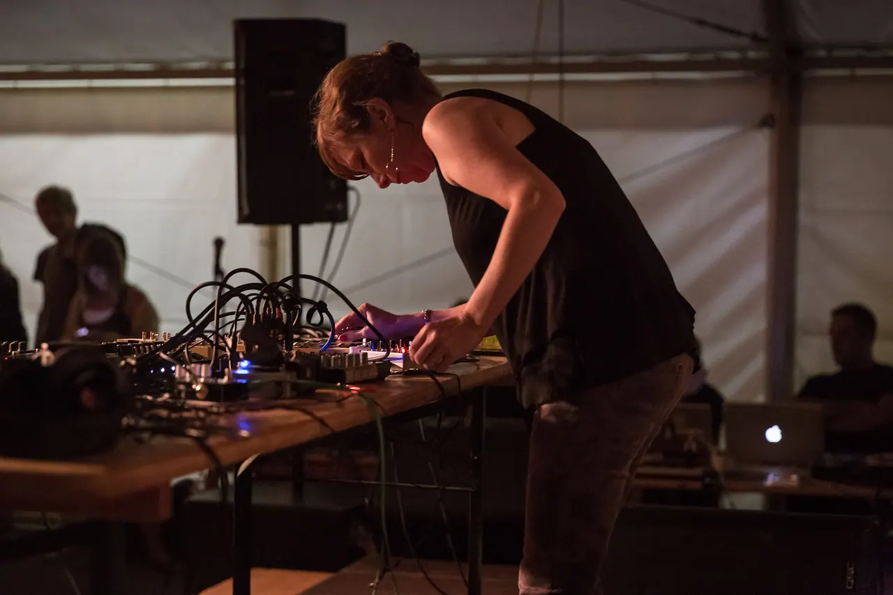 Jen Morris live at Les Digitales Bern 2013, Botanischer Garten Bern – photo 9 of 15