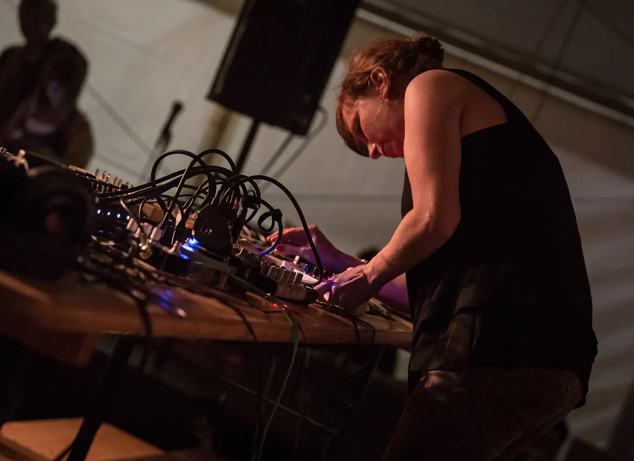Jen Morris live at Les Digitales Bern 2013, Botanischer Garten Bern – photo 10 of 15