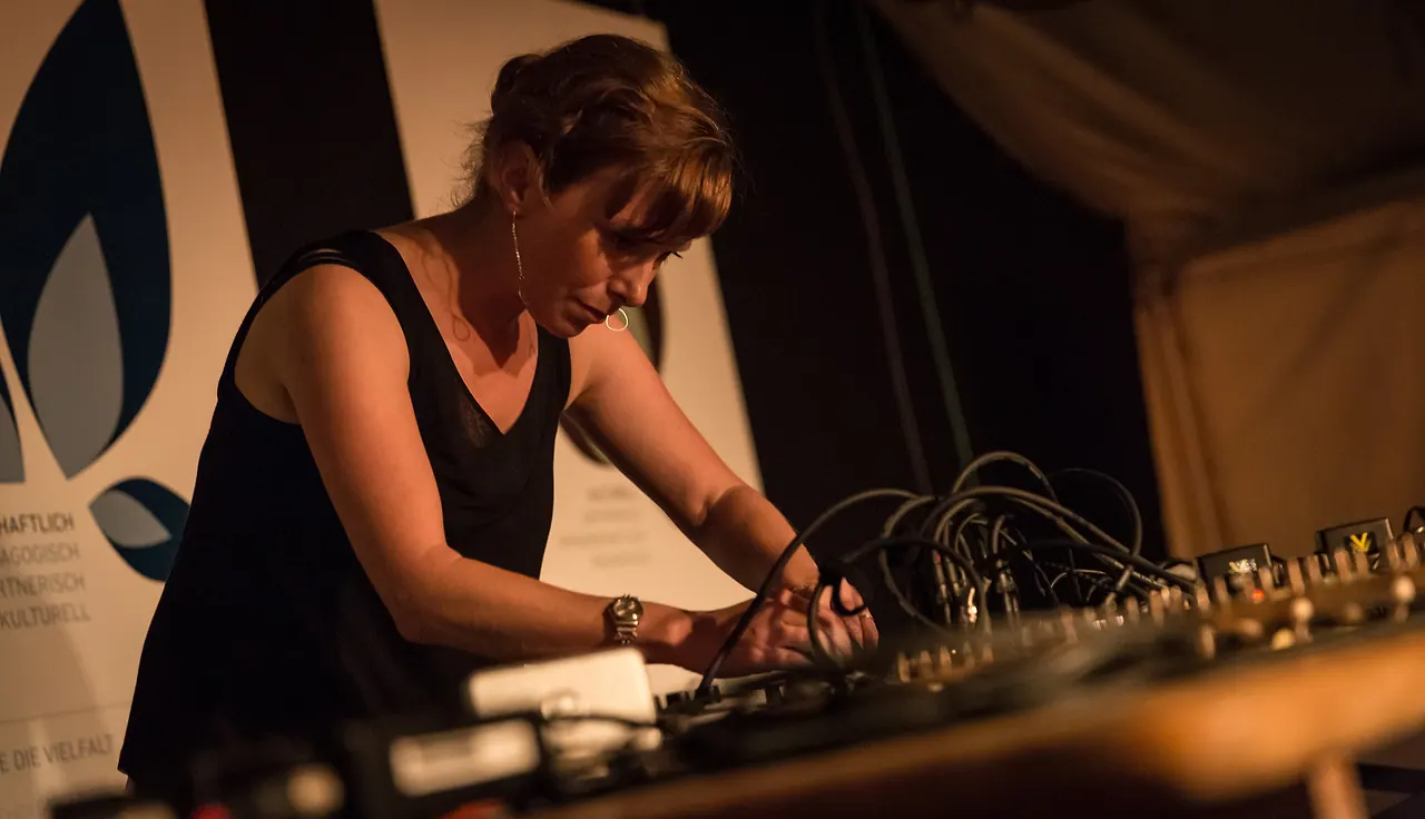 Jen Morris live at Les Digitales Bern 2013, Botanischer Garten Bern – photo 12 of 15