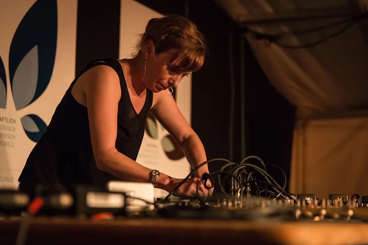 Jen Morris live at Les Digitales Bern 2013, Botanischer Garten Bern – photo 13 of 15