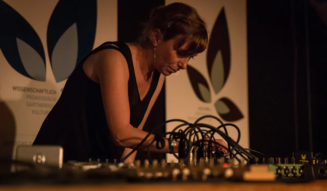 Jen Morris live at Les Digitales Bern 2013, Botanischer Garten Bern – photo 14 of 15