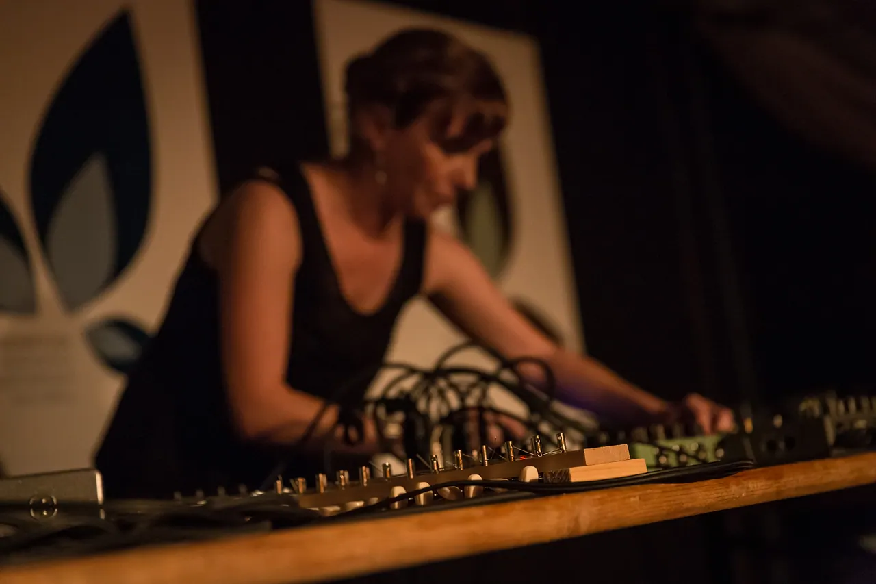 Jen Morris live at Les Digitales Bern 2013, Botanischer Garten Bern – photo 15 of 15