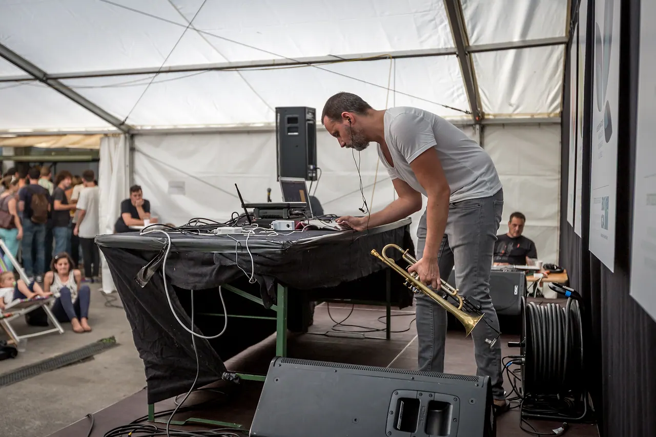 Yannick Barman live an Les Digitales Bern 2013, Botanischer Garten Bern – Foto 5 von 13