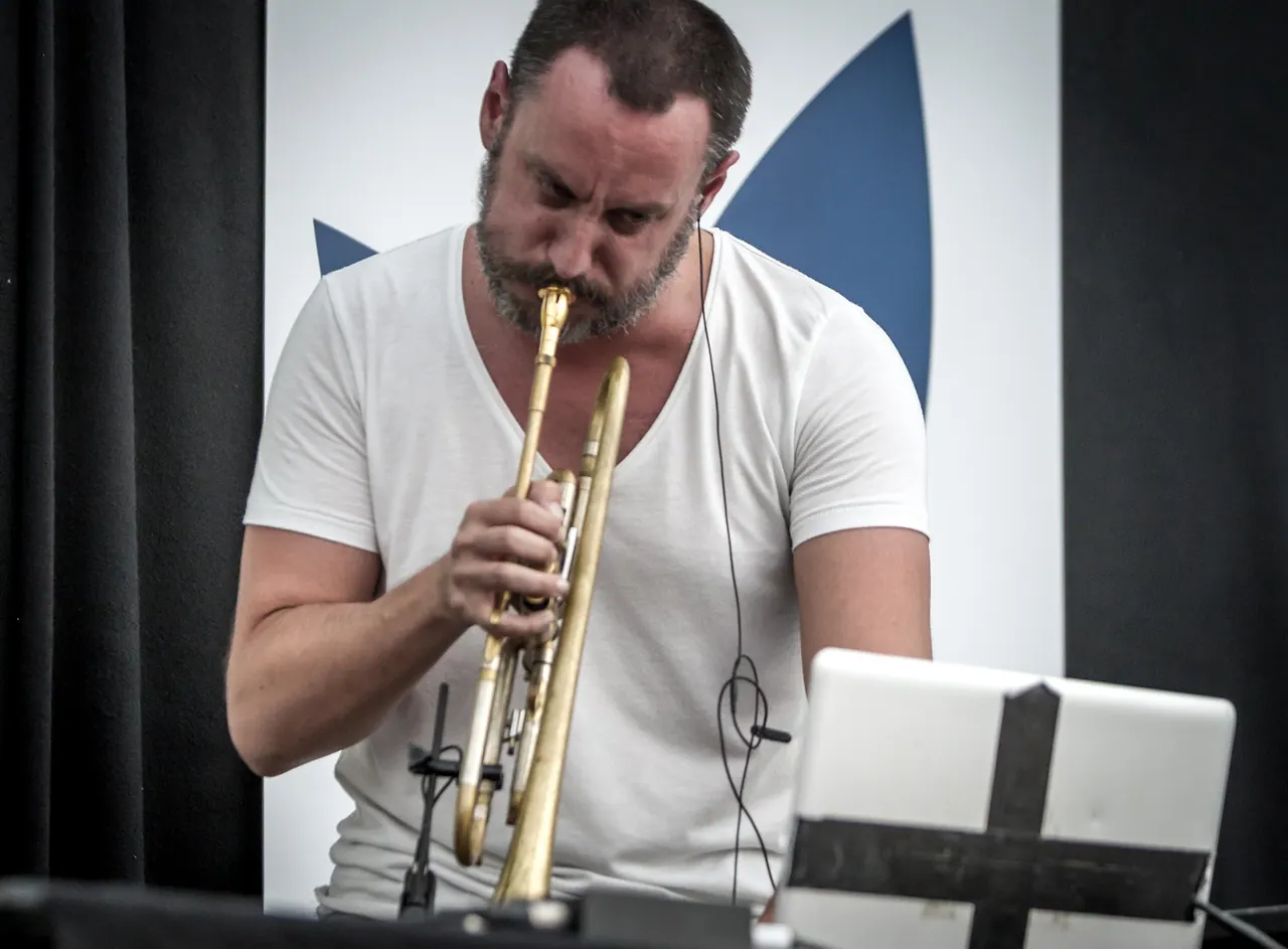 Yannick Barman live an Les Digitales Bern 2013, Botanischer Garten Bern – Foto 7 von 13