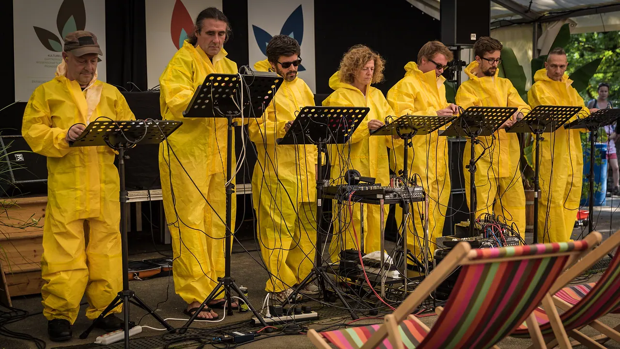 Das Volca Massaker Orchester live an Les Digitales Bern 2014, Botanischer Garten Bern – Foto 4 von 27