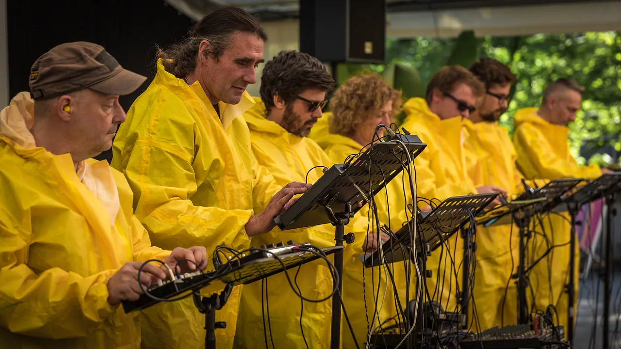 Das Volca Massaker Orchester live an Les Digitales Bern 2014, Botanischer Garten Bern – Foto 5 von 27