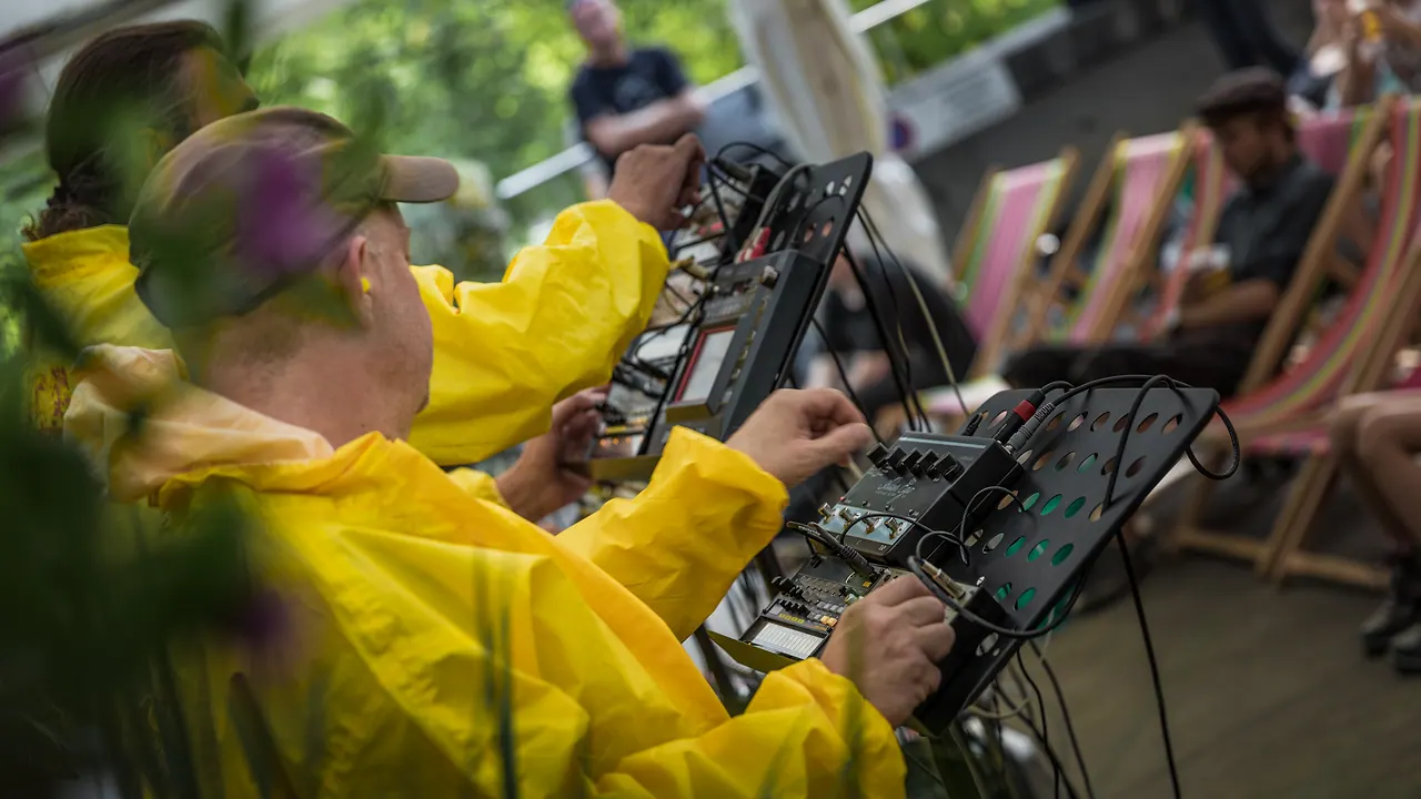 Das Volca Massaker Orchester live an Les Digitales Bern 2014, Botanischer Garten Bern – Foto 9 von 27
