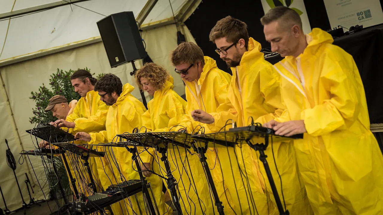 Das Volca Massaker Orchester live an Les Digitales Bern 2014, Botanischer Garten Bern – Foto 12 von 27