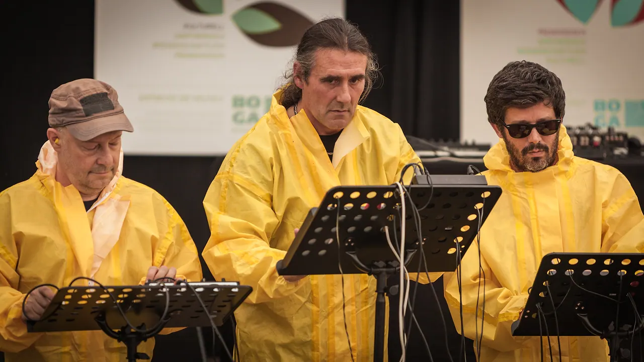 Das Volca Massaker Orchester live an Les Digitales Bern 2014, Botanischer Garten Bern – Foto 13 von 27