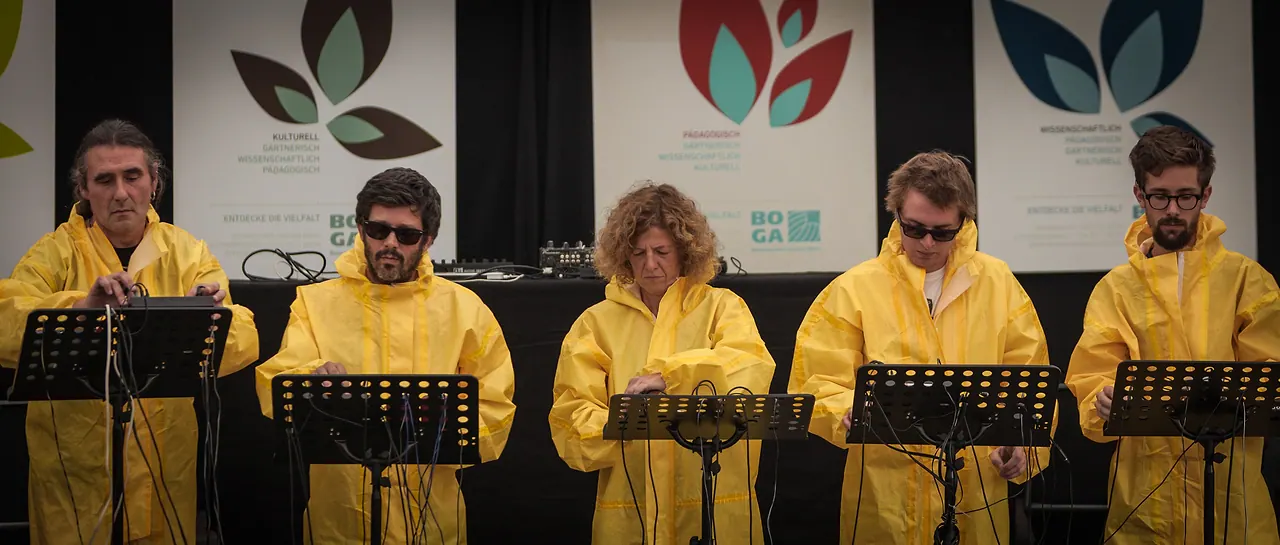 Das Volca Massaker Orchester live an Les Digitales Bern 2014, Botanischer Garten Bern – Foto 14 von 27