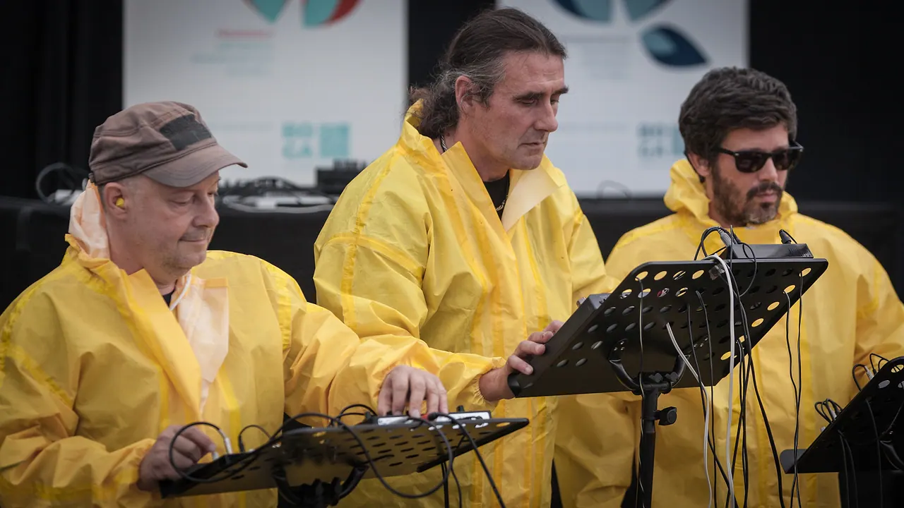 Das Volca Massaker Orchester live an Les Digitales Bern 2014, Botanischer Garten Bern – Foto 17 von 27