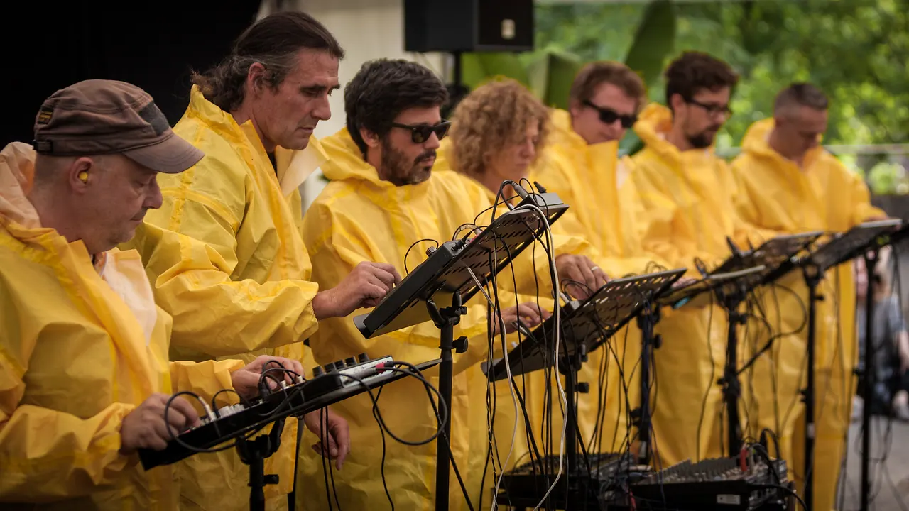 Das Volca Massaker Orchester live an Les Digitales Bern 2014, Botanischer Garten Bern – Foto 19 von 27