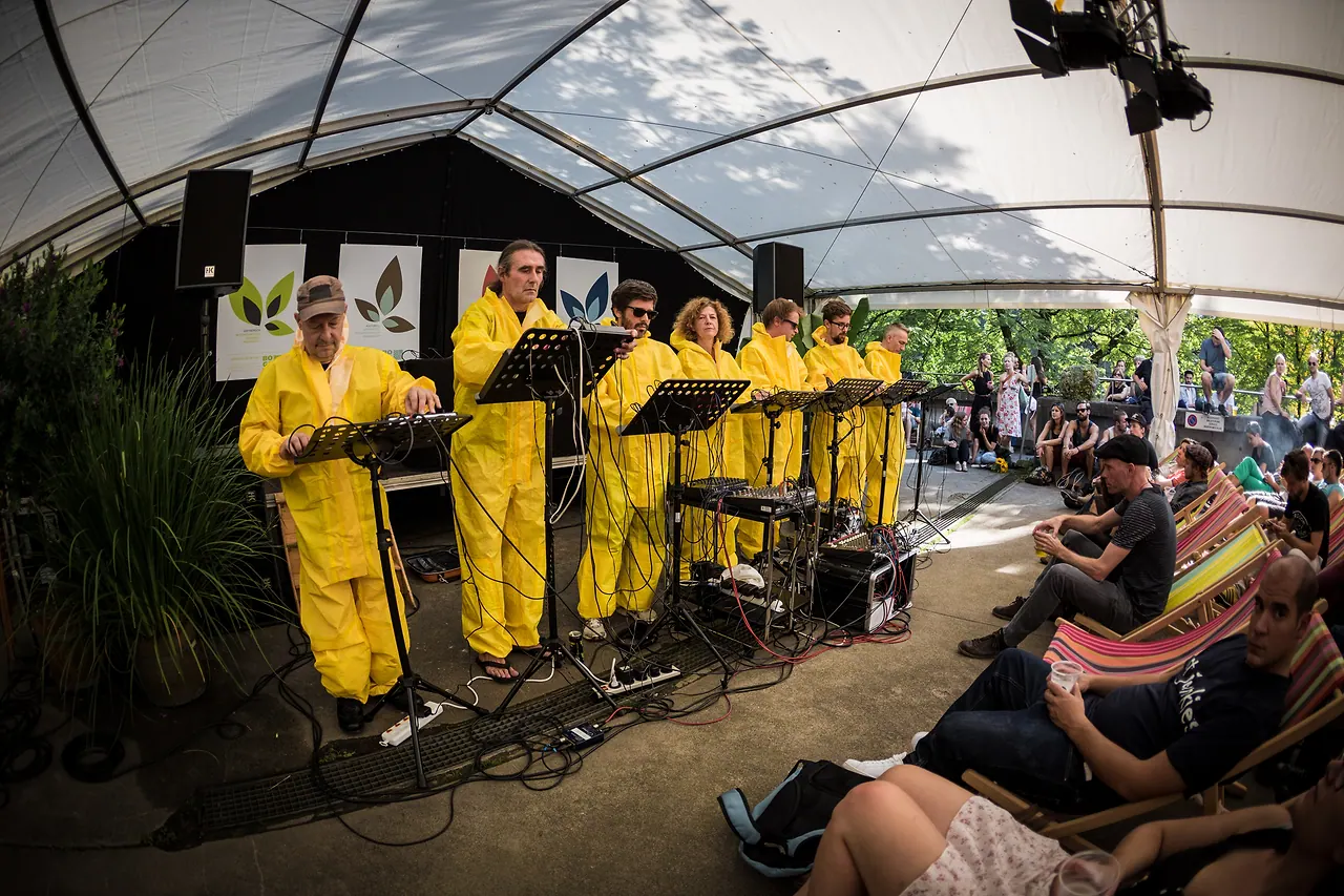 Das Volca Massaker Orchester live an Les Digitales Bern 2014, Botanischer Garten Bern – Foto 20 von 27