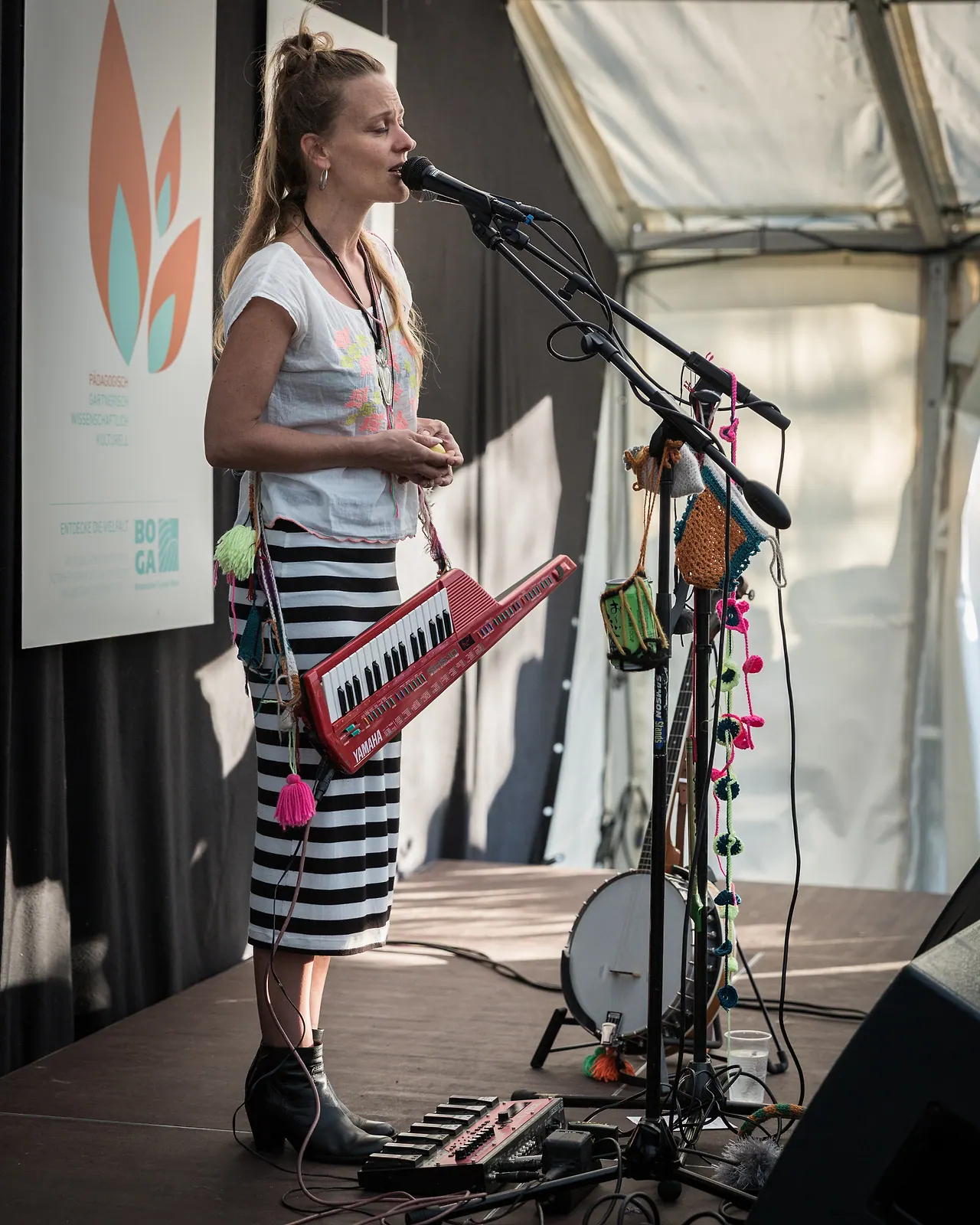 Nadja Stoller live an Les Digitales Bern 2014, Botanischer Garten Bern – Foto 3 von 20