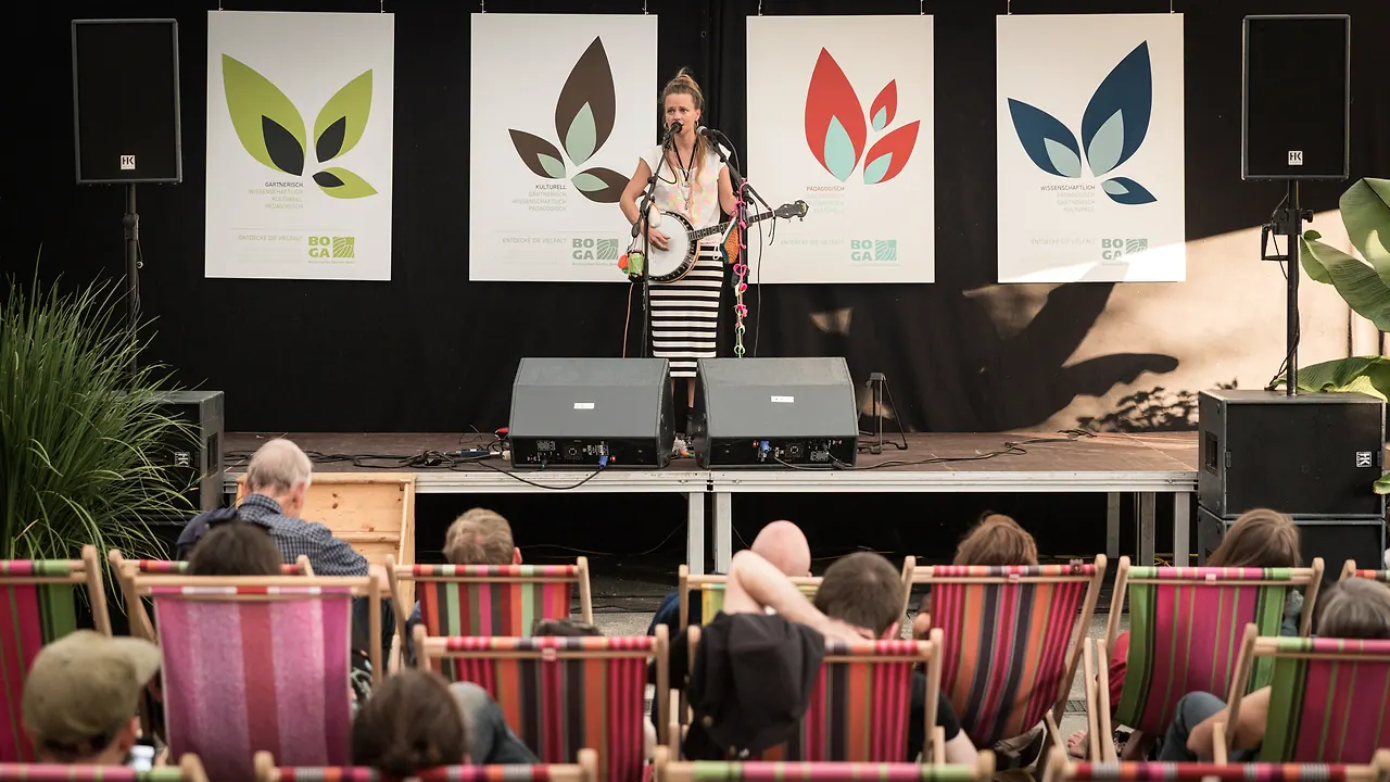 Nadja Stoller live an Les Digitales Bern 2014, Botanischer Garten Bern – Foto 5 von 20