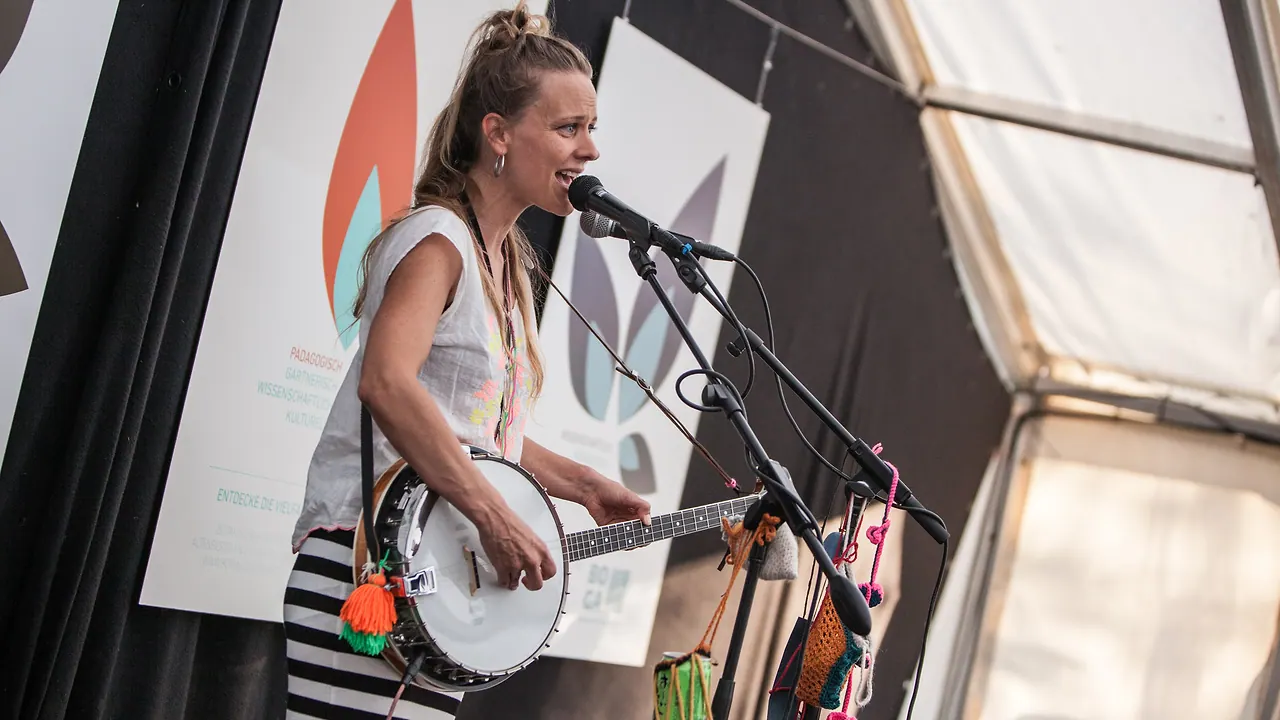 Nadja Stoller live an Les Digitales Bern 2014, Botanischer Garten Bern – Foto 8 von 20
