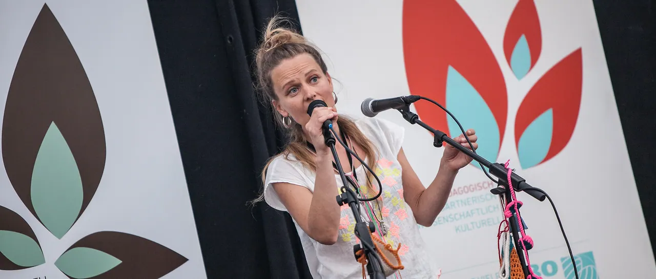 Nadja Stoller live an Les Digitales Bern 2014, Botanischer Garten Bern – Foto 9 von 20