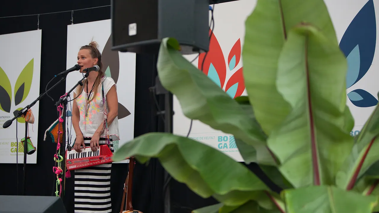 Nadja Stoller live an Les Digitales Bern 2014, Botanischer Garten Bern – Foto 11 von 20