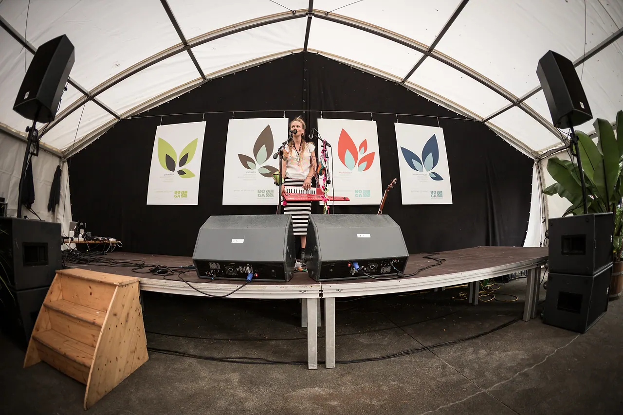 Nadja Stoller live an Les Digitales Bern 2014, Botanischer Garten Bern – Foto 13 von 20