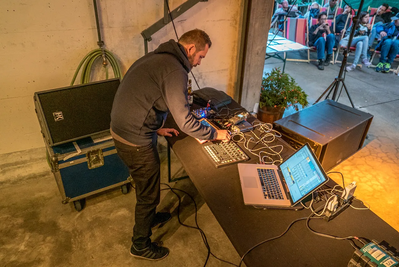 Play/Pause live an Les Digitales Bern 2017, Botanischer Garten Bern – Foto 2 von 17