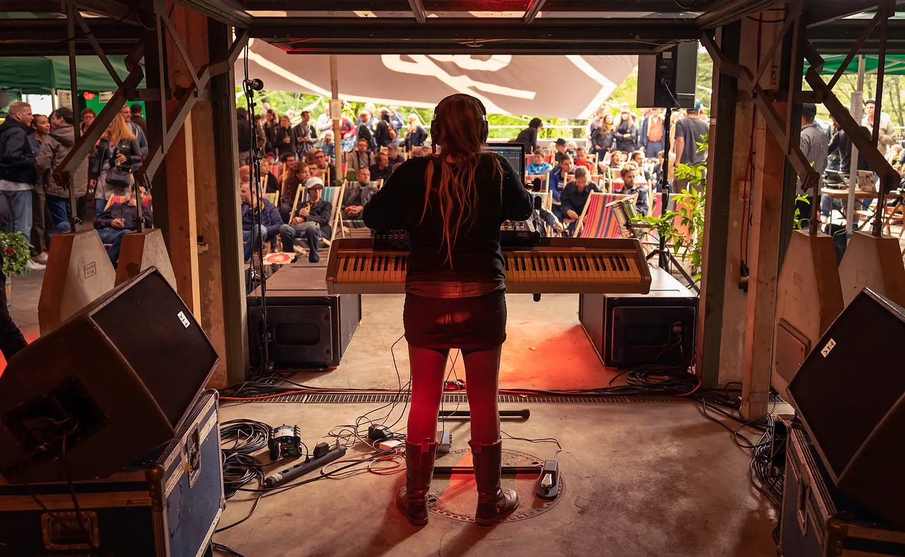 Maria Capelli live an Les Digitales Bern 2018, Botanischer Garten Bern – Foto 10 von 13