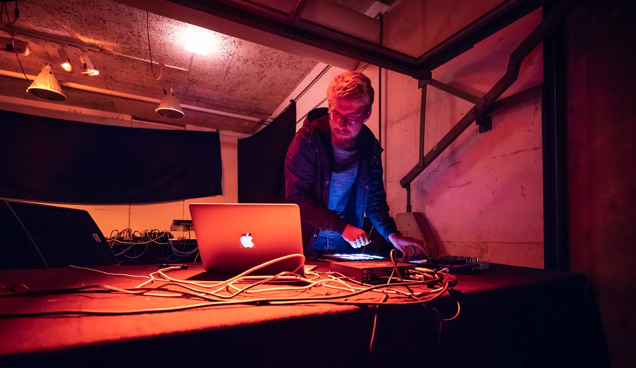 Nikolas Wabe live at Les Digitales Bern 2018, Botanischer Garten Bern – photo 3 of 15