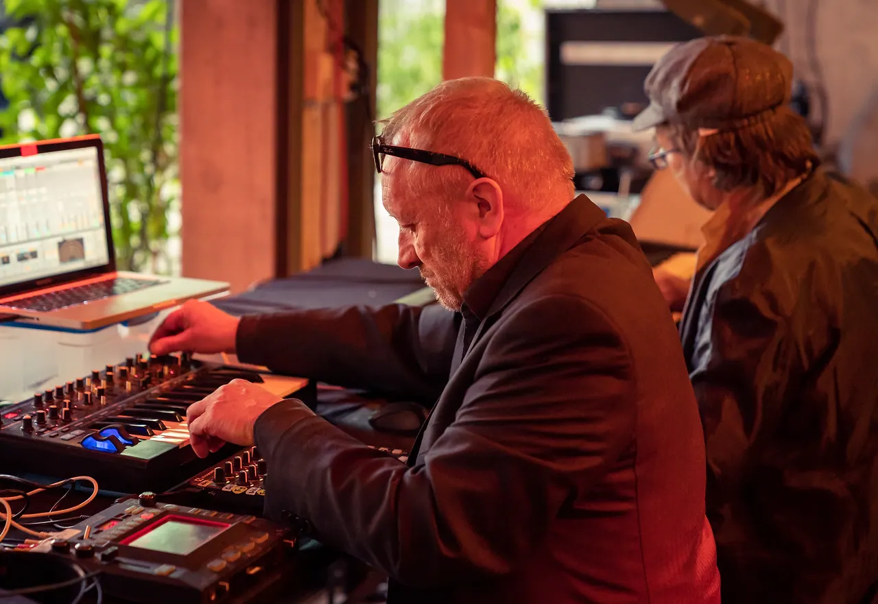 OzmoZ live an Les Digitales Bern 2018, Botanischer Garten Bern – Foto 4 von 19