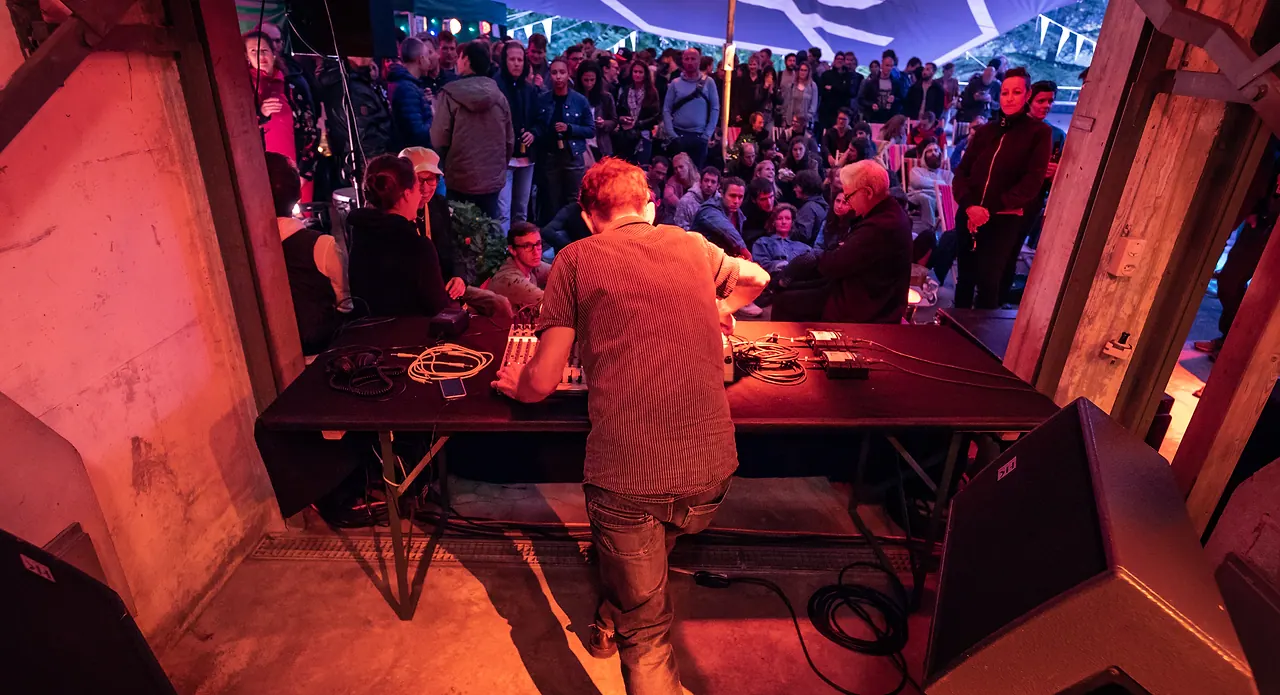 Simon Grab live an Les Digitales Bern 2018, Botanischer Garten Bern – Foto 17 von 23