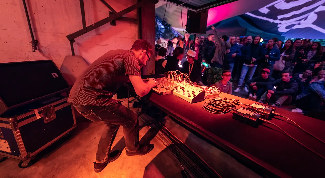 Simon Grab live an Les Digitales Bern 2018, Botanischer Garten Bern – Foto 22 von 23
