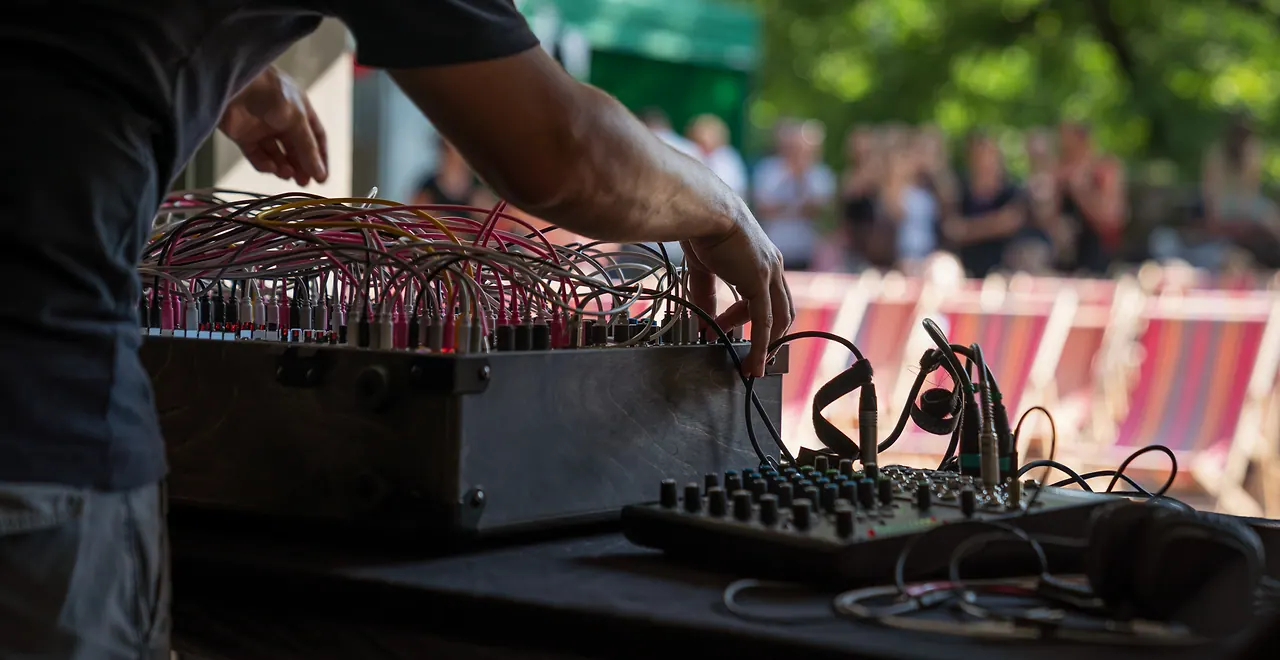 aroom [temp] live an Les Digitales Bern 2019, Botanischer Garten Bern – Foto 11 von 12