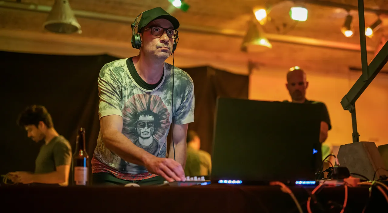 Adriano Mirabile live an Les Digitales Bern 2019, Botanischer Garten Bern – Foto 2 von 12