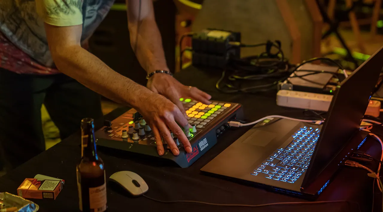 Adriano Mirabile live an Les Digitales Bern 2019, Botanischer Garten Bern – Foto 9 von 12