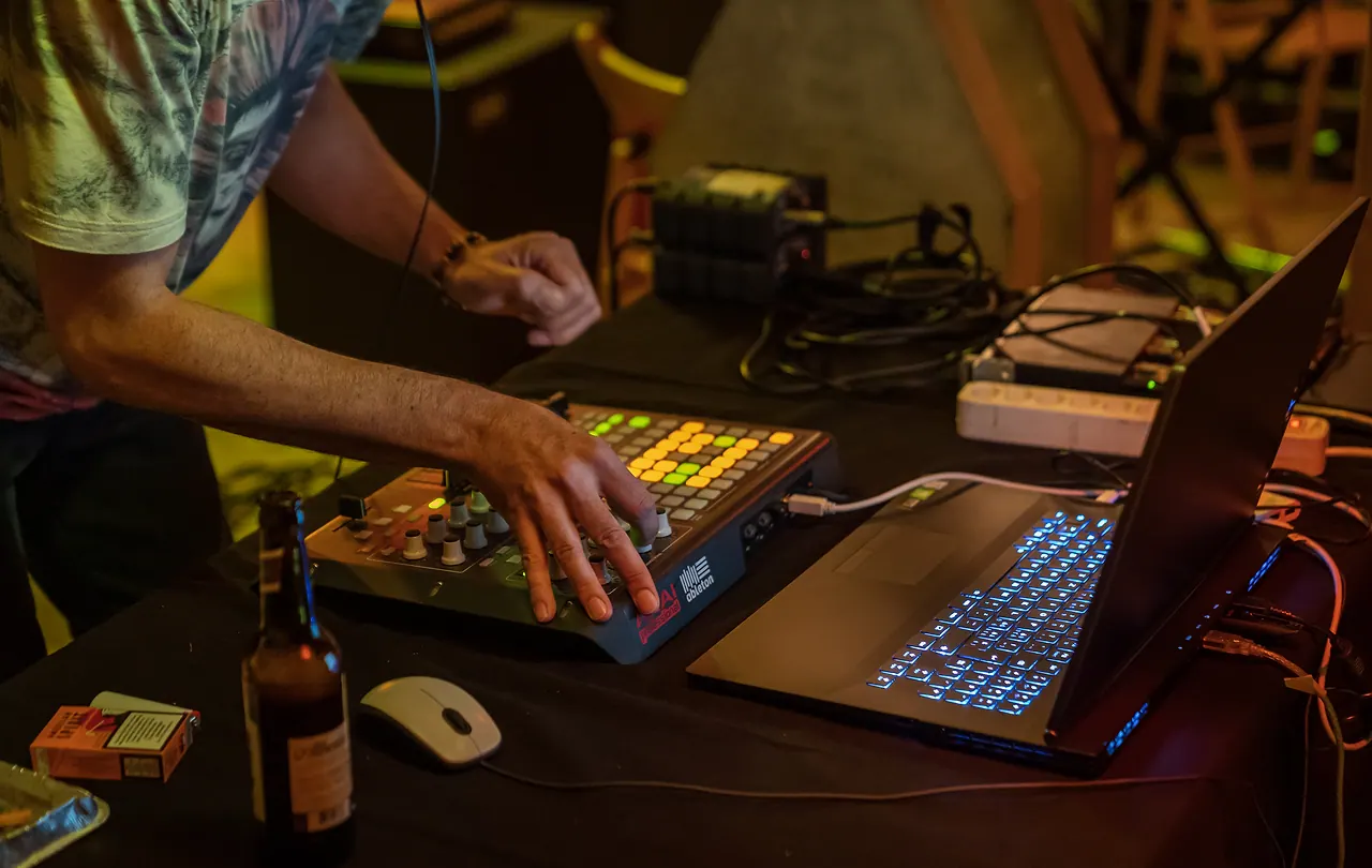 Adriano Mirabile live an Les Digitales Bern 2019, Botanischer Garten Bern – Foto 10 von 12
