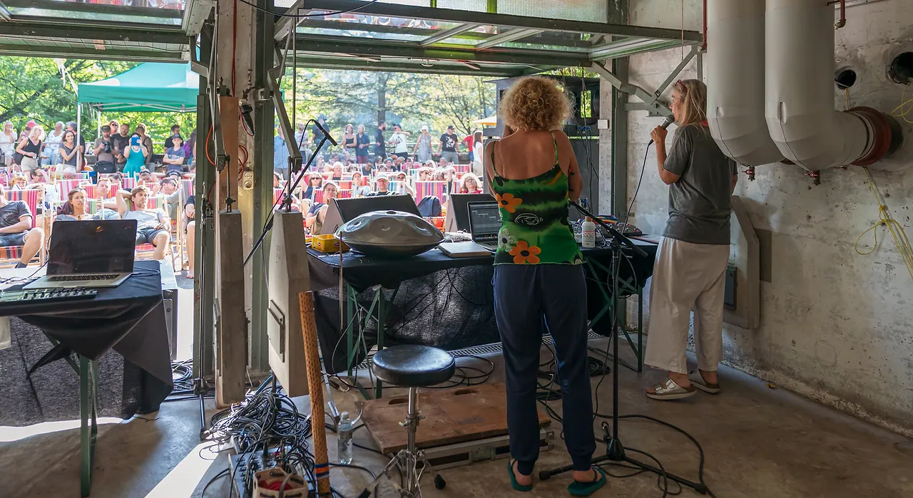 Les Blondes live an Les Digitales Bern 2019, Botanischer Garten Bern – Foto 9 von 16