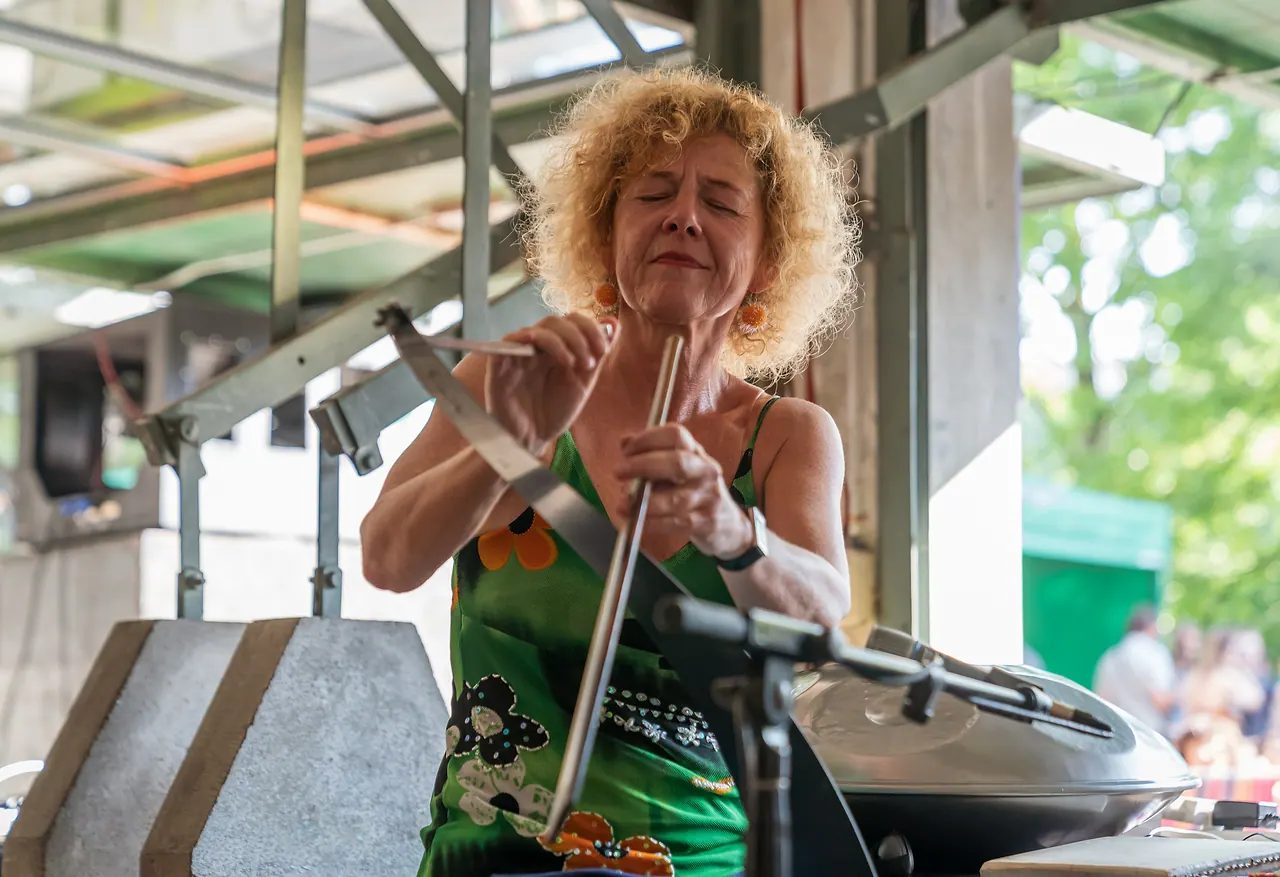 Les Blondes live an Les Digitales Bern 2019, Botanischer Garten Bern – Foto 12 von 16