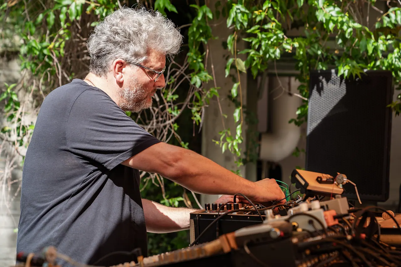Black Box Bricolage live an Les Digitales Bern 2023, Botanischer Garten Bern – Foto 3 von 29