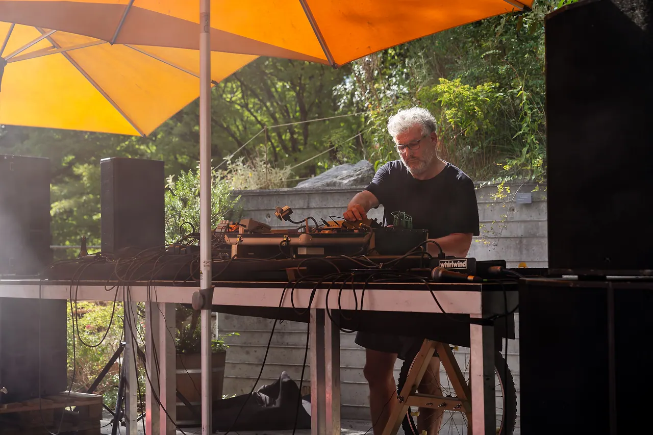 Black Box Bricolage live an Les Digitales Bern 2023, Botanischer Garten Bern – Foto 4 von 29